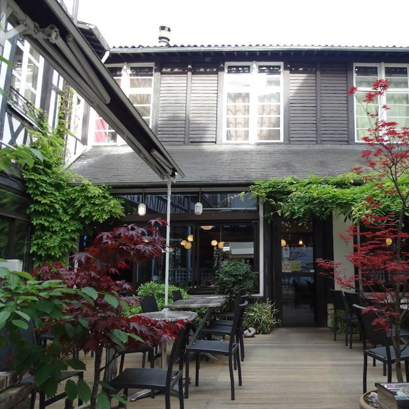 Le restaurant Fujiya Sushi à Rouen avec sa terrasse en plein centre ville près de la place du vieux marché